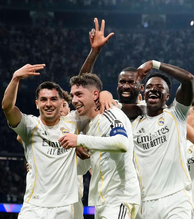 Nach seinem lupenreinen Hattrick jubelt Real Madrids Mittelfeldspieler Federico Valverde zusammen mit seinen Mitspielern, die symbolisch drei Finger zeigen
