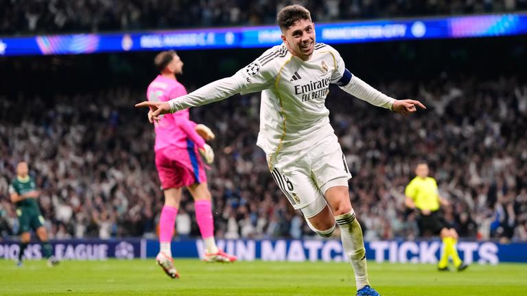Real Madrids Mittelfeldspieler Federico Valverde jubelt über sein Tor zum 1:0