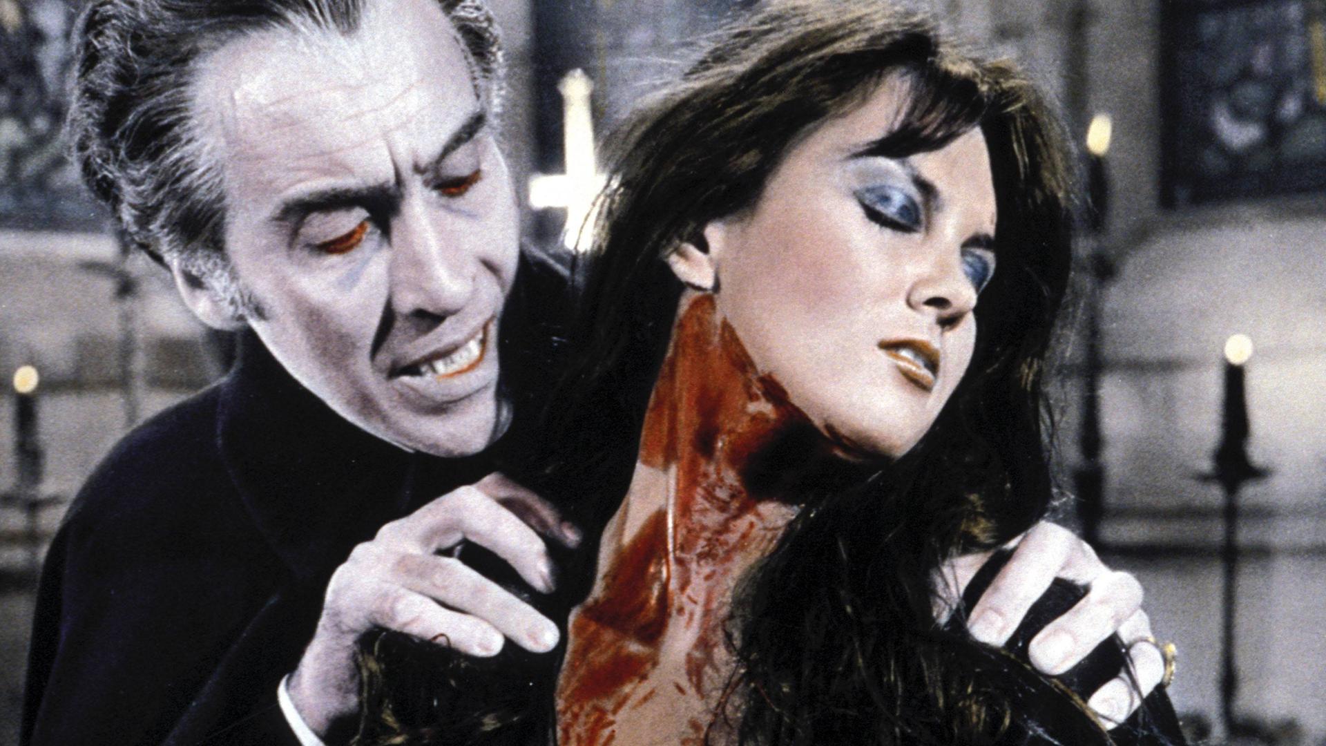 Dracula beißt einer Frau in den Hals