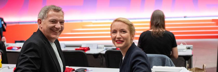  Die Publizistin Ines Schwerdtner und der frühere Bundestagsabgeordnete Jan van Aken nehmen am Bundesparteitag der Partei Die Linke in Halle/Saale teil.