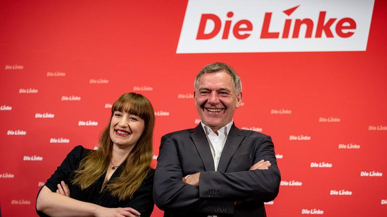 Heidi Reichinek (Die Linke), Spitzenkandidatin der Bundestagswahl, und Jan van Aken (Die Linke), Spitzenkandidat der Bundestagswahl, nehmen an der Bekanntgabe der Spitzenkandidaturen der Partei Die Linke zur kommenden Bundestagswahl im Karl-Liebknecht-Haus teil. 