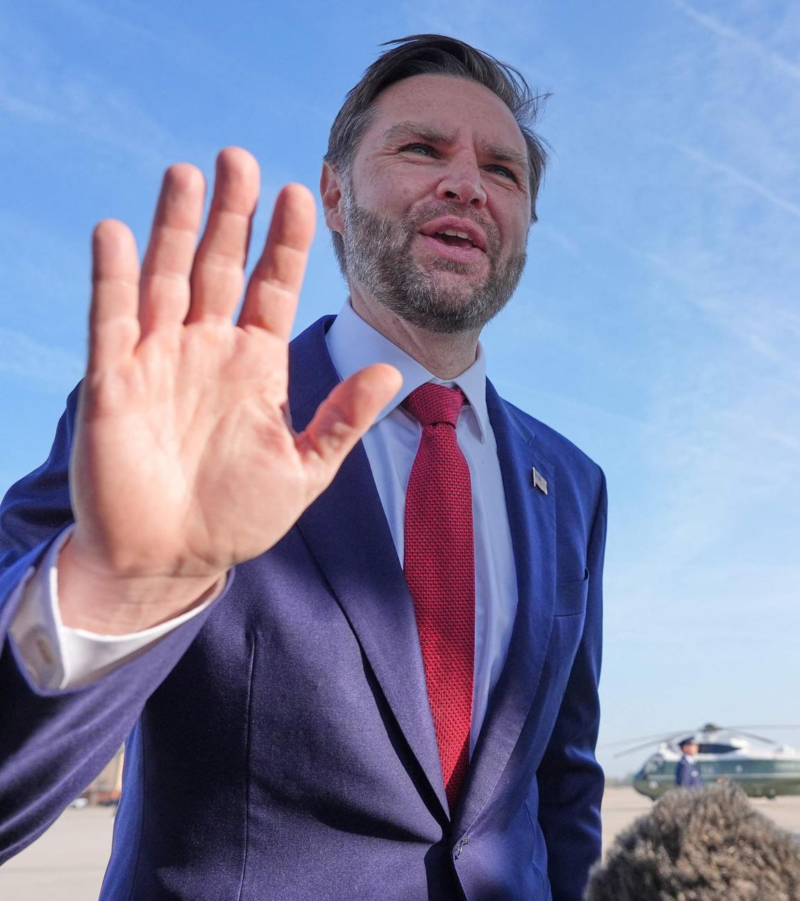 US-Vizepräsident JD Vance spricht mit Reportern, bevor er zu den Friedensgesprächen mit dem Iran nach Pakistan reist.