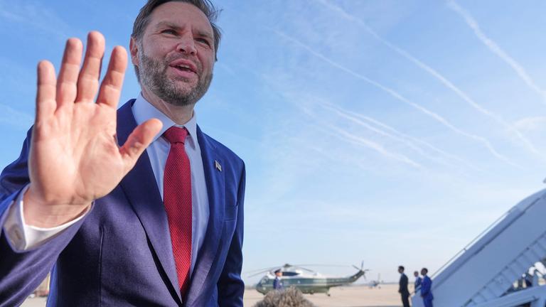 US-Vizepräsident JD Vance spricht mit Reportern, bevor er zu den Friedensgesprächen mit dem Iran nach Pakistan reist.