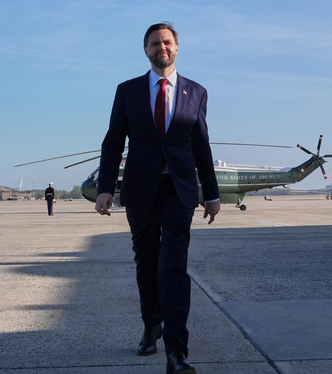 US-Vizepräsident J.D. Vance geht an Bord der Air Force Two, um nach Pakistan zu den Friedensgesprächen mit Iran zu reisen.
