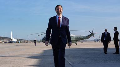 US-Vizepräsident J.D. Vance geht an Bord der Air Force Two, um nach Pakistan zu den Friedensgesprächen mit Iran zu reisen.