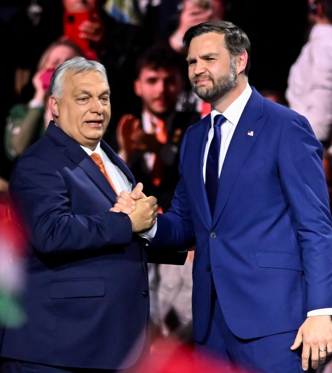 Ungarns Ministerpräsident Vitkor Orban schüttelt US-Vize-Präsident JD Vance bei einer Wahlkampfveranstaltung die Hand.