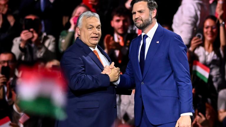 Ungarns Ministerpräsident Vitkor Orban schüttelt US-Vize-Präsident JD Vance bei einer Wahlkampfveranstaltung die Hand.