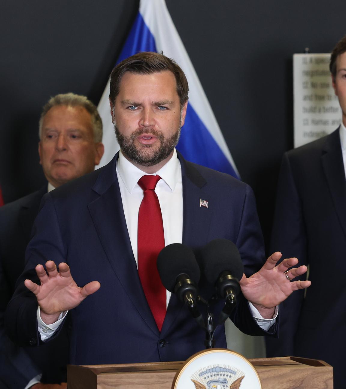 US-Vizepräsident JD Vance spricht am 21. Oktober 2025 bei einer Pressekonferenz im US-geführten zivil-militärischen Koordinationszentrum in Südisrael.