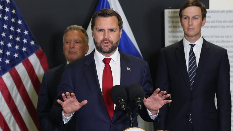 US-Vizepräsident JD Vance spricht am 21. Oktober 2025 bei einer Pressekonferenz im US-geführten zivil-militärischen Koordinationszentrum in Südisrael.