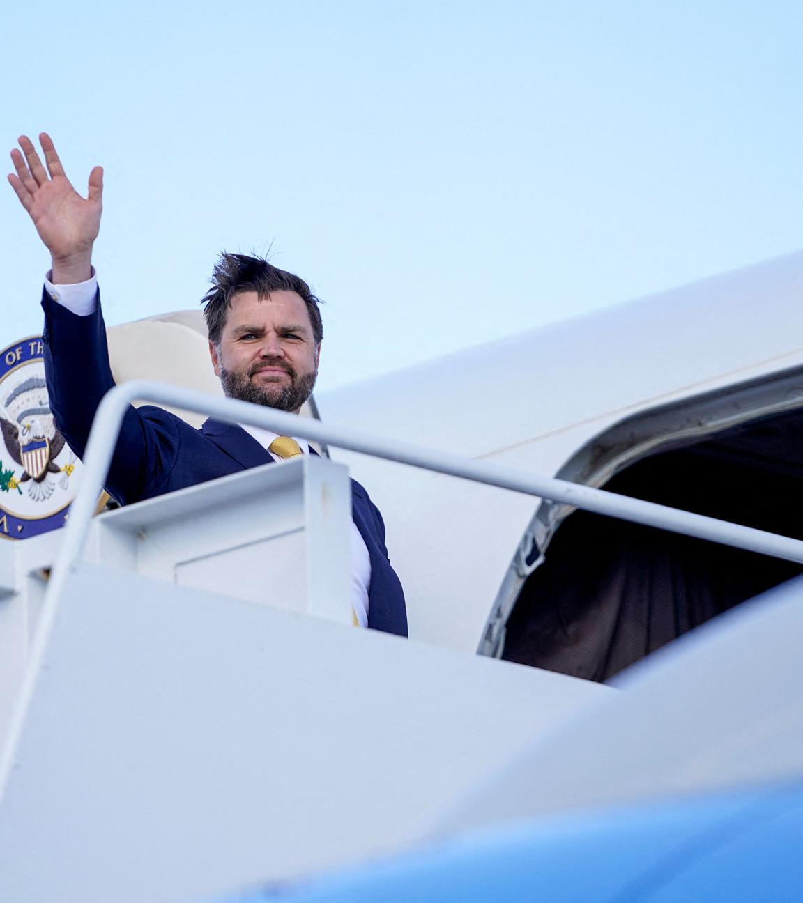 US-Vizepräsident Vance steigt in einen Flugjet ein.