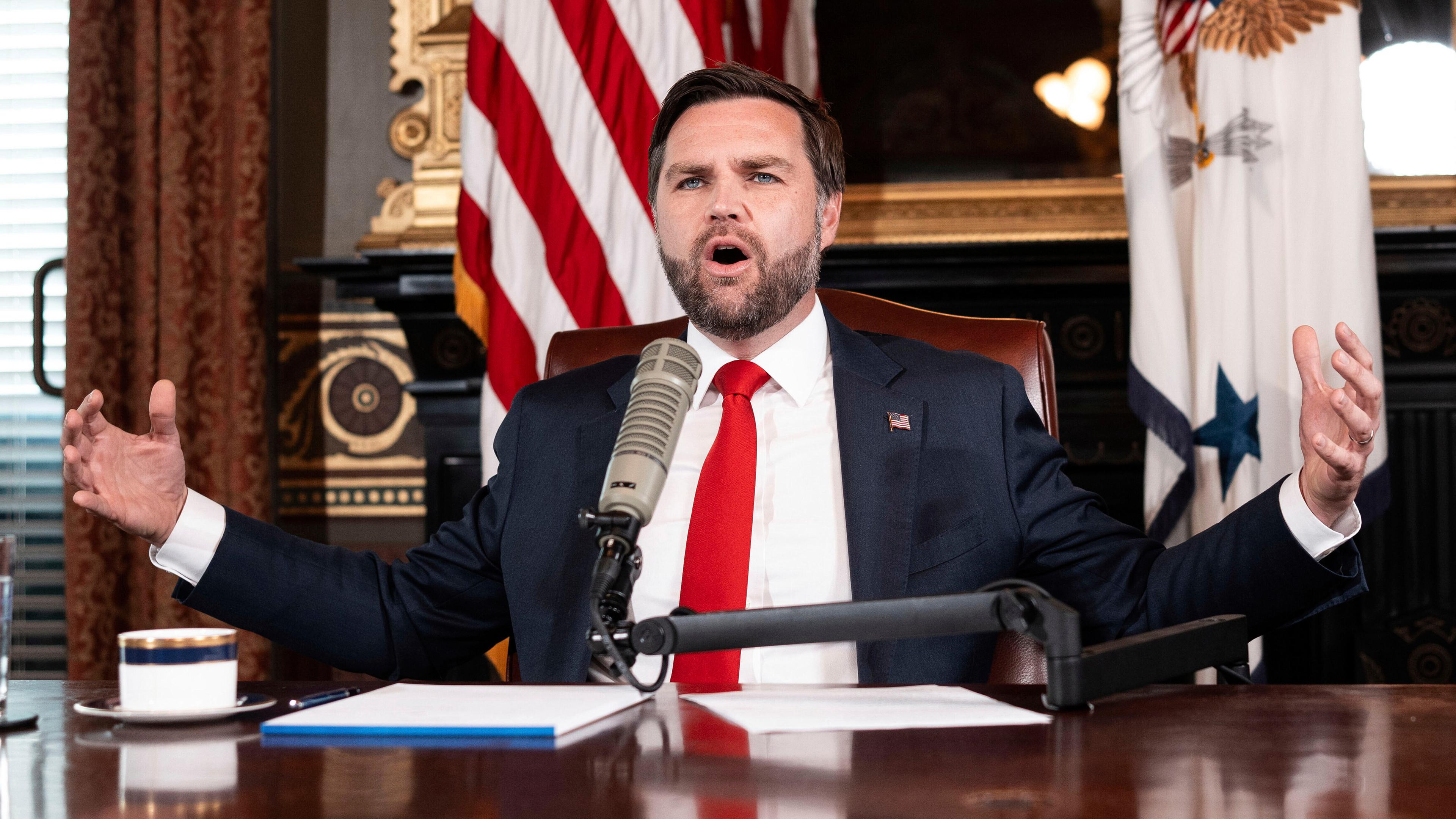 J.D. Vance im Weißen Haus vor einem Mikrofon.