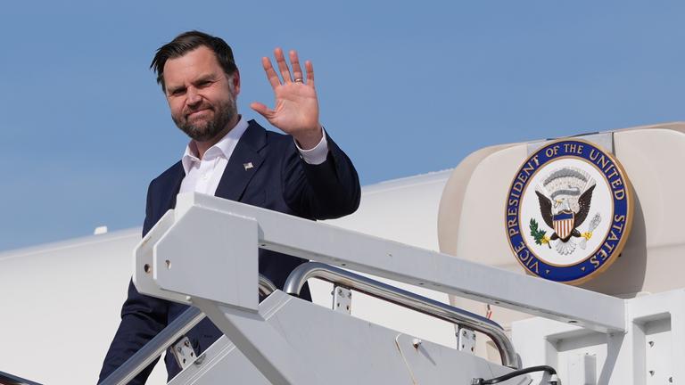 US-Vizepräsident JD Vance kommt mit der Air Force Two auf der Joint Base Andrews an, nachdem Gesprächen über den Iran in Islamabad. 