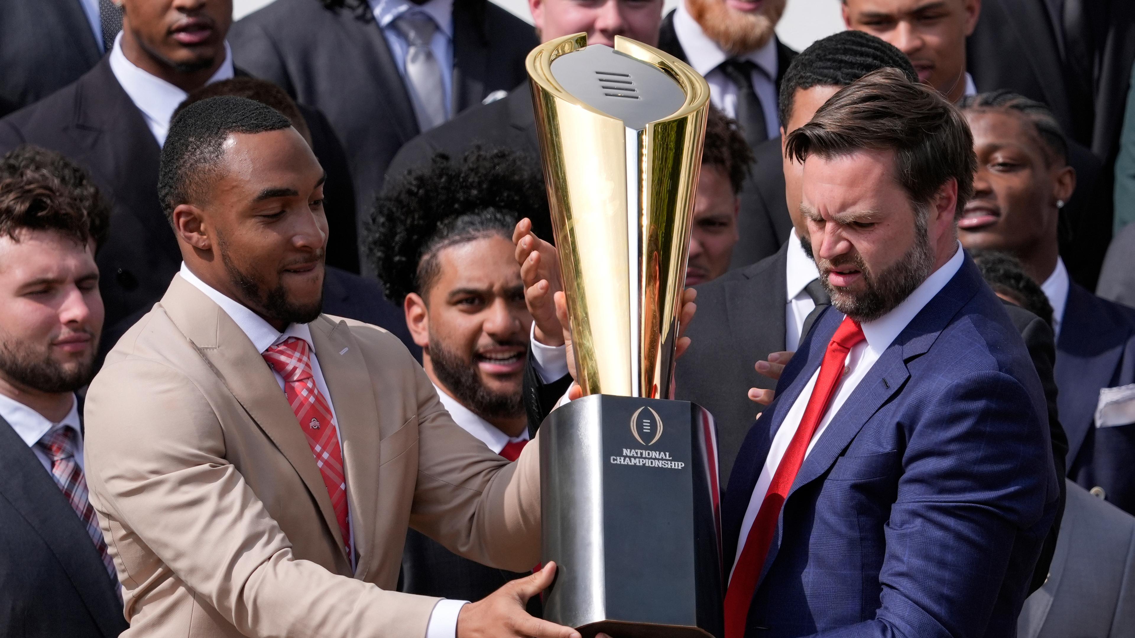 Vance lässt Pokal fallen