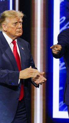 US-Vizepräsident JD Vance (r) begrüßt US-Präsident Donald Trump auf der Bühne am zweiten Tag des Parteitags der Republikaner (Republican National Convention) 2026 im American Airlines Center in Dallas, Texas,