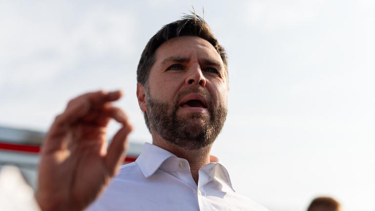 Vizepräsidentschaftskandidat J.D. Vance spricht mit Reportern.