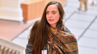 Berlin: Vanessa Emde (Die Linke) kommt im Berliner Abgeordnetenhaus zur Fraktionssitzung ihrer Partei.