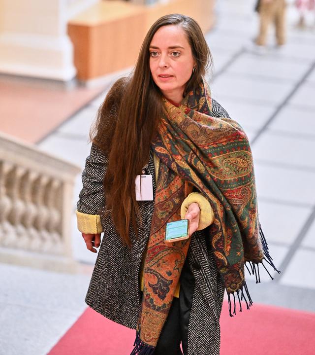Berlin: Vanessa Emde (Die Linke) kommt im Berliner Abgeordnetenhaus zur Fraktionssitzung ihrer Partei.