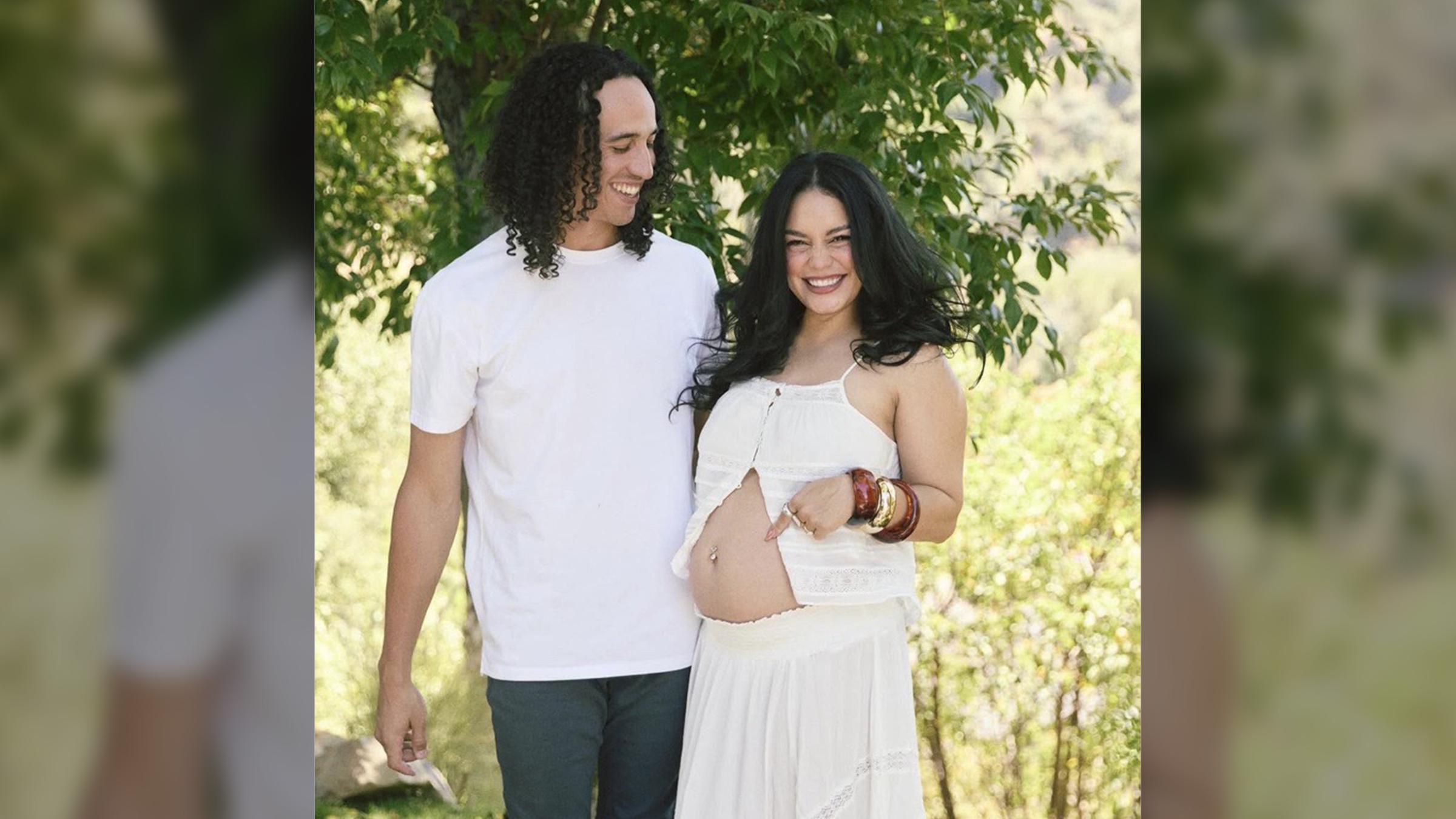 Vanessa Hudgens steht neben ihrem Mann mit Babybauch.