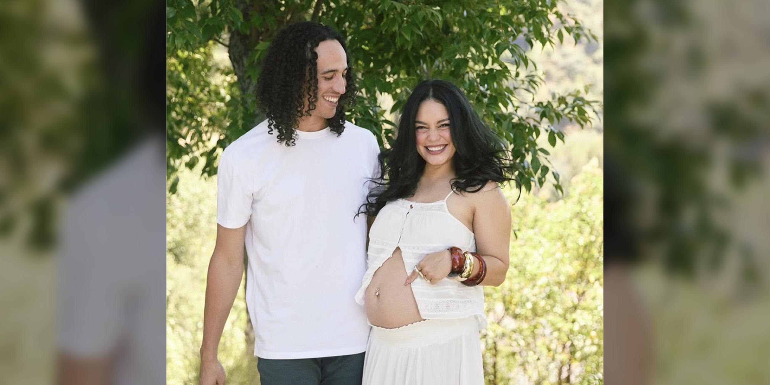 Vanessa Hudgens steht neben ihrem Mann mit Babybauch.