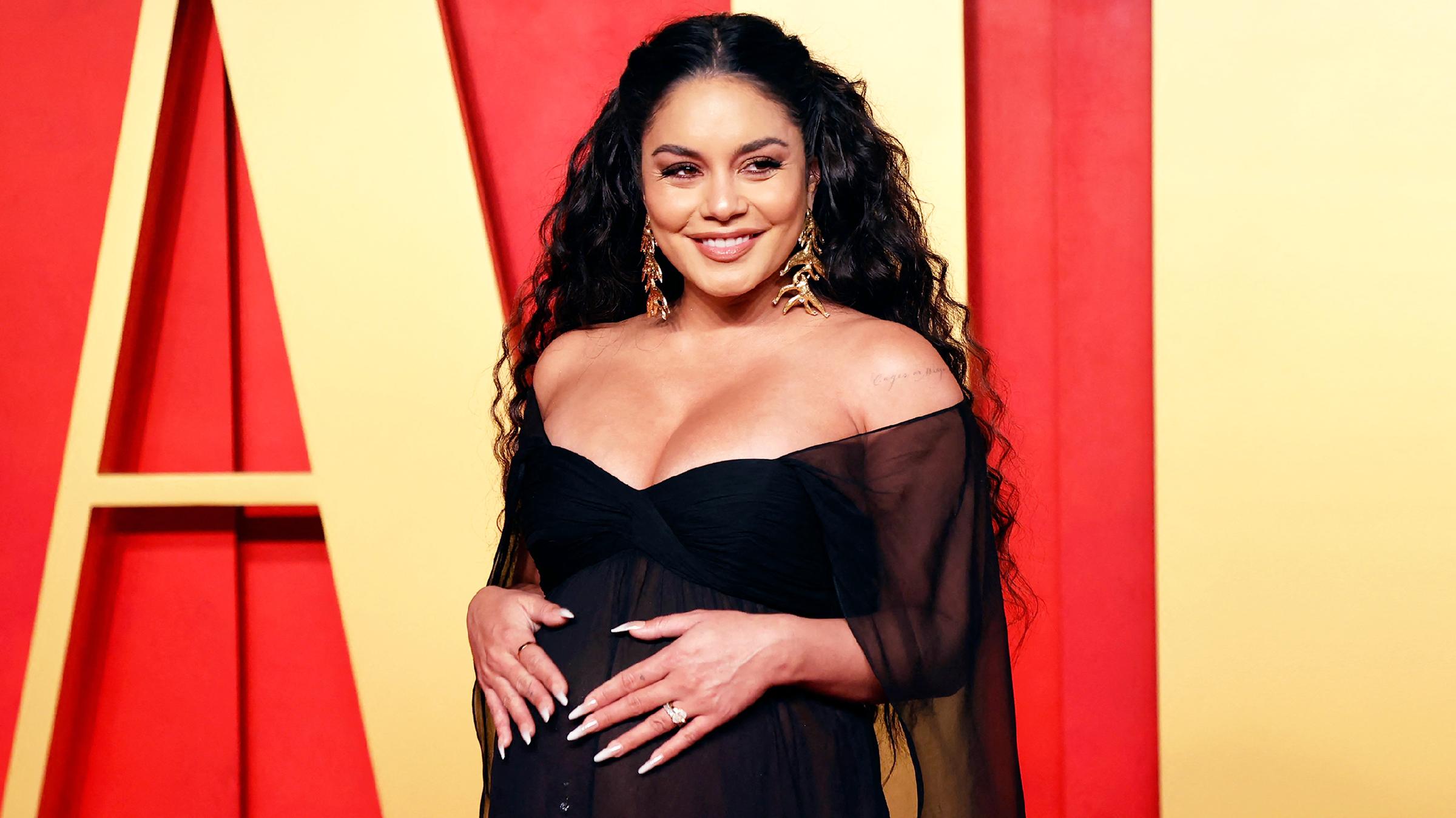 Vanessa Hudgens schwanger auf dem roten Teppich bei der Oscar-Verleihung.