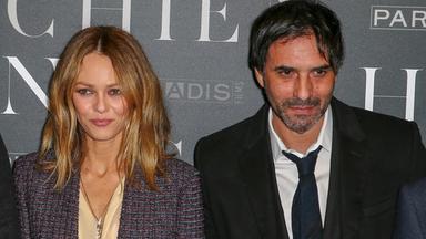 Vanessa Paradis und Samuel Benchetrit bei einem öffentlichen Auftritt vor einer Veranstaltungswand.