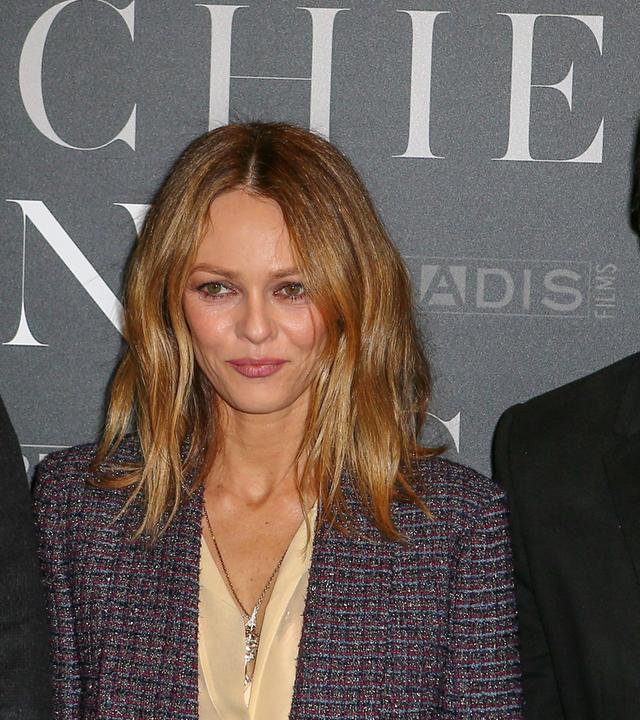 Vanessa Paradis und Samuel Benchetrit bei einem öffentlichen Auftritt vor einer Veranstaltungswand.