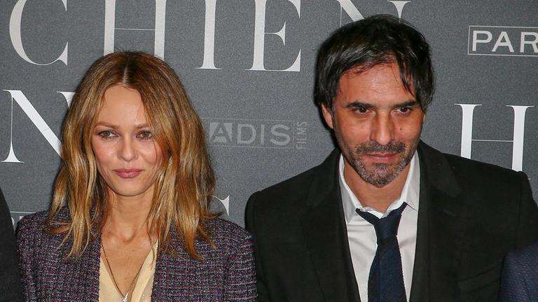 Vanessa Paradis und Samuel Benchetrit sind auf einer Veranstaltung zu sehen.