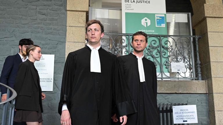 Die Anwälte des pensionierten Chirurgen Joel Le Scouarnec kommen am Ende des Prozesses gegen den pensionierten Chirurgen im Gerichtsgebäude an, um die Fragen der Journalisten zu beantworten.