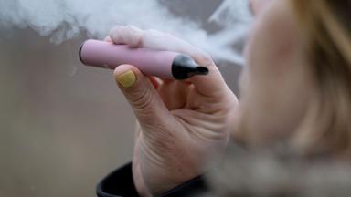 E-Zigaretten, so genannte Vapes, sind besonders bei jungen Mädchen beliebt.