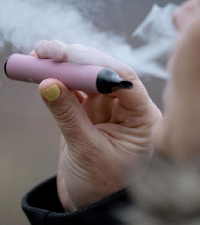 E-Zigaretten, so genannte Vapes, sind besonders bei jungen Mädchen beliebt.