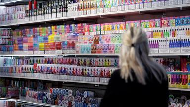 Besonders bei jungen Mädchen sind E-Zigaretten, sogenannte Vapes, sehr beliebt.