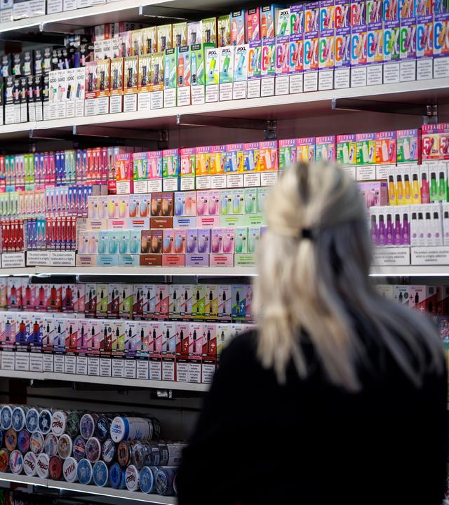 Besonders bei jungen Mädchen sind E-Zigaretten, sogenannte Vapes, sehr beliebt.