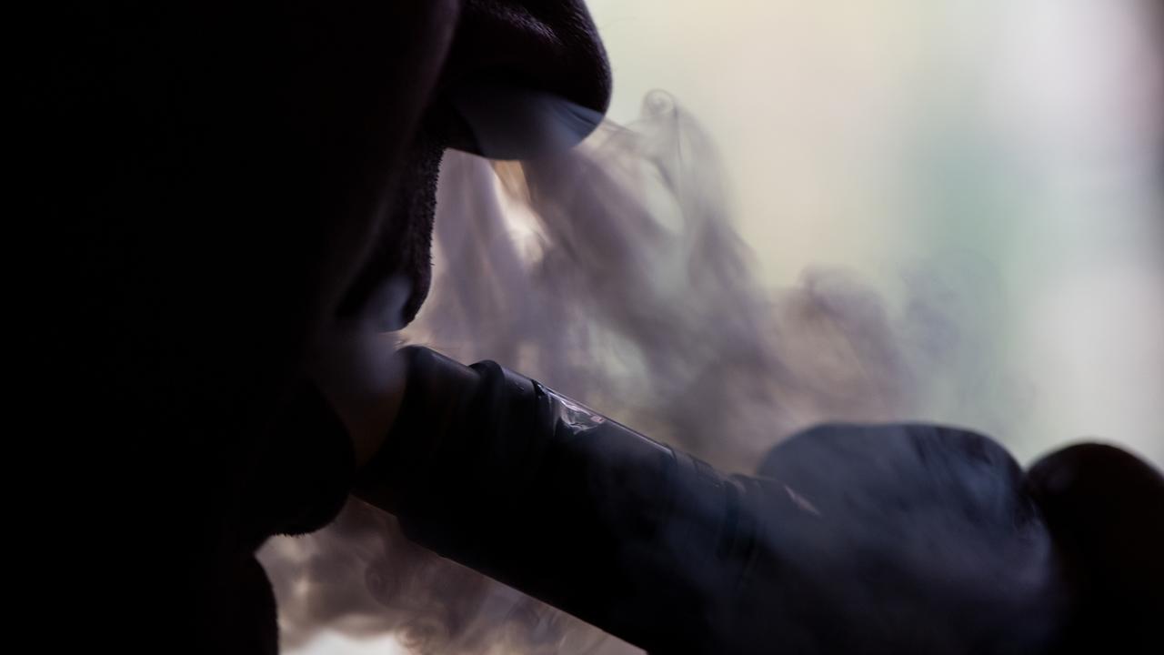 kann man von vapen sterben Sieht harmlos aus, riecht nach Süßigkeiten, aber der Schein trügt. 🍭➡️☣️  Eine neue US-Studie hat herausgefunden, dass manche Einweg-Vapes eine  extrem hohe Schadstoffbelastung aufweisen!, Besonders die