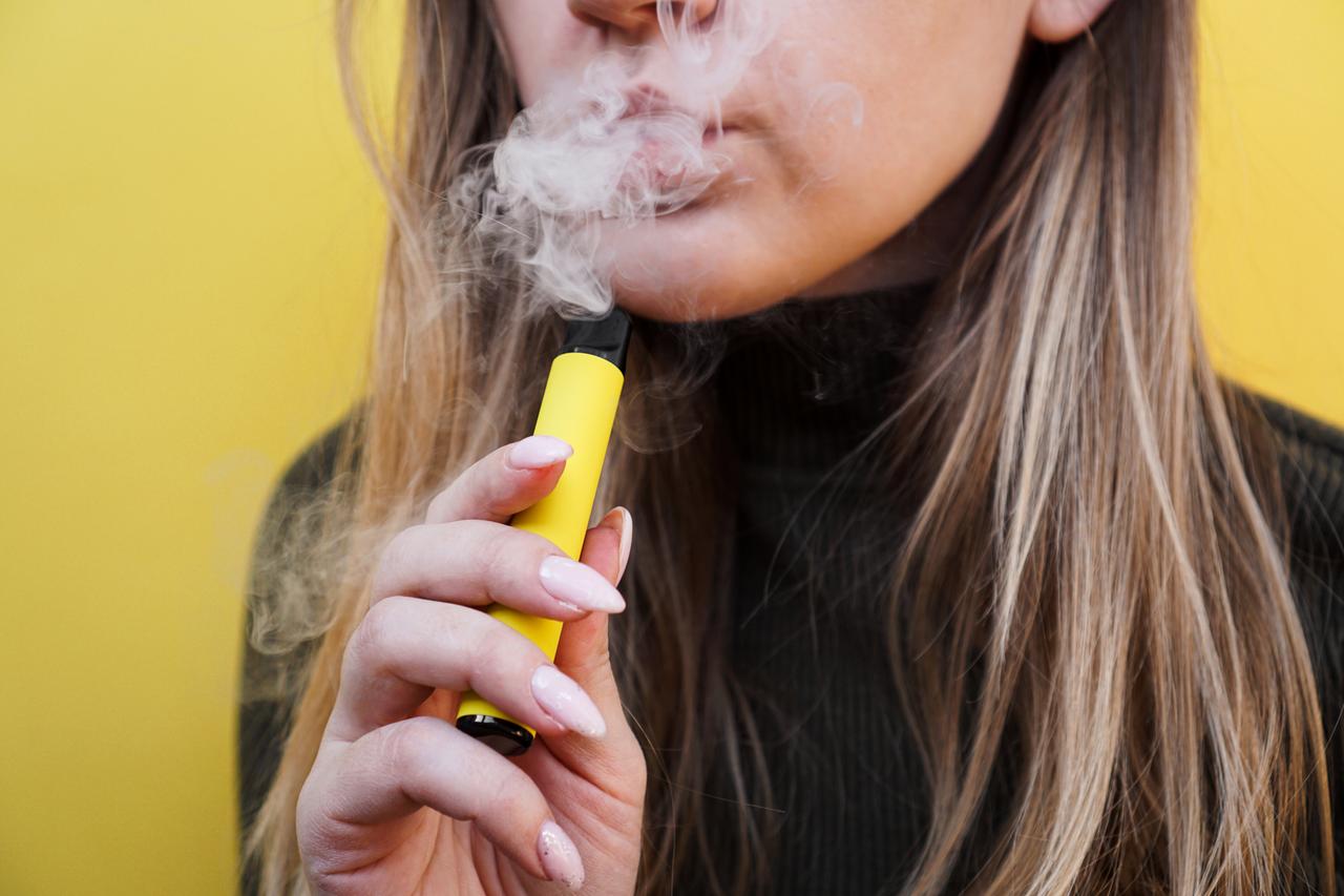 Vape Rauchen Im Auto Neue Strafe trifft Millionen Autofahrer: 150 Euro und  ein Punkt in Flensburg drohen