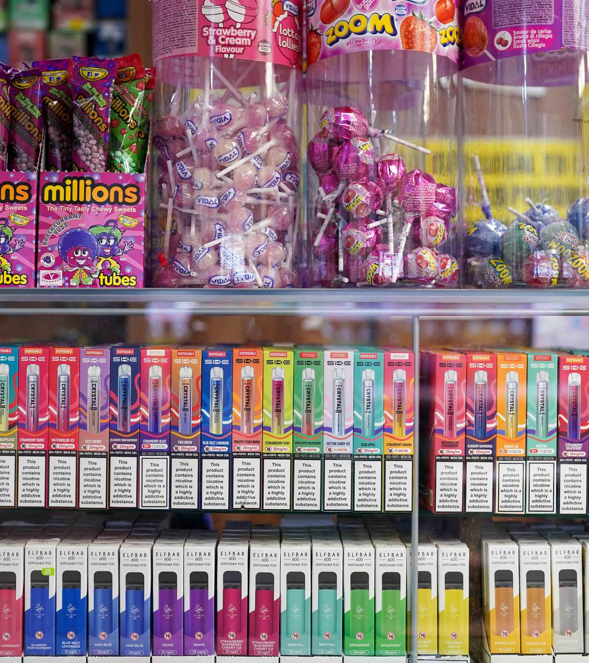 Vapes aufgereiht im Kiosk