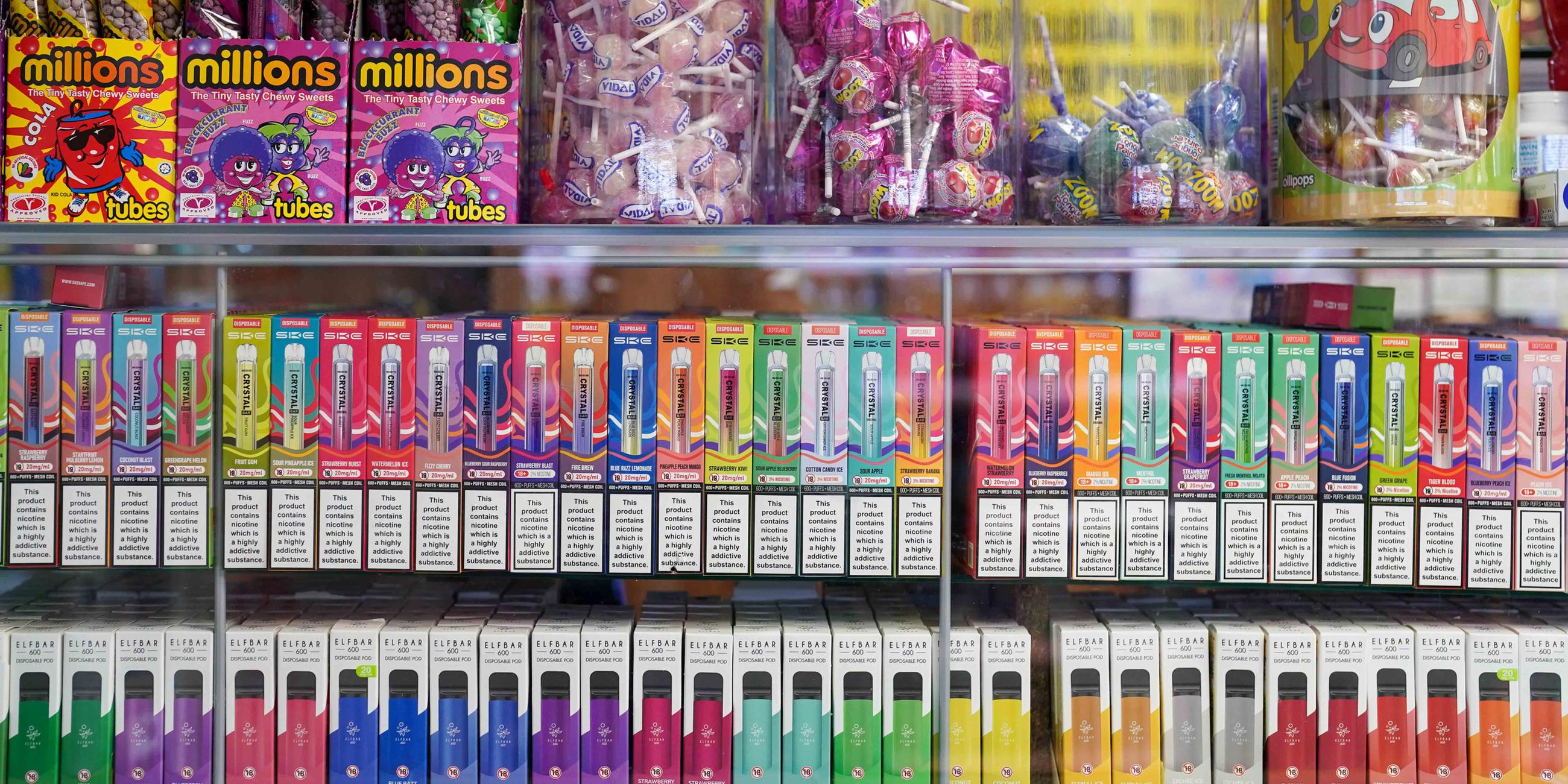 Vapes aufgereiht im Kiosk