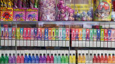 Vapes aufgereiht im Kiosk