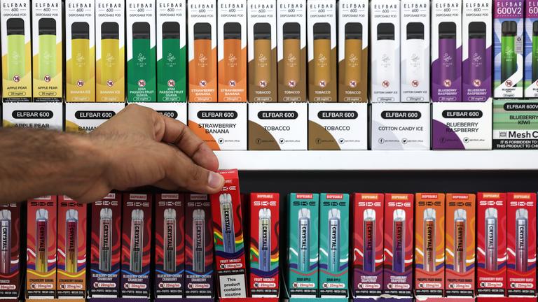 Einweg-E-Zigaretten im Regal eines Geschäfts