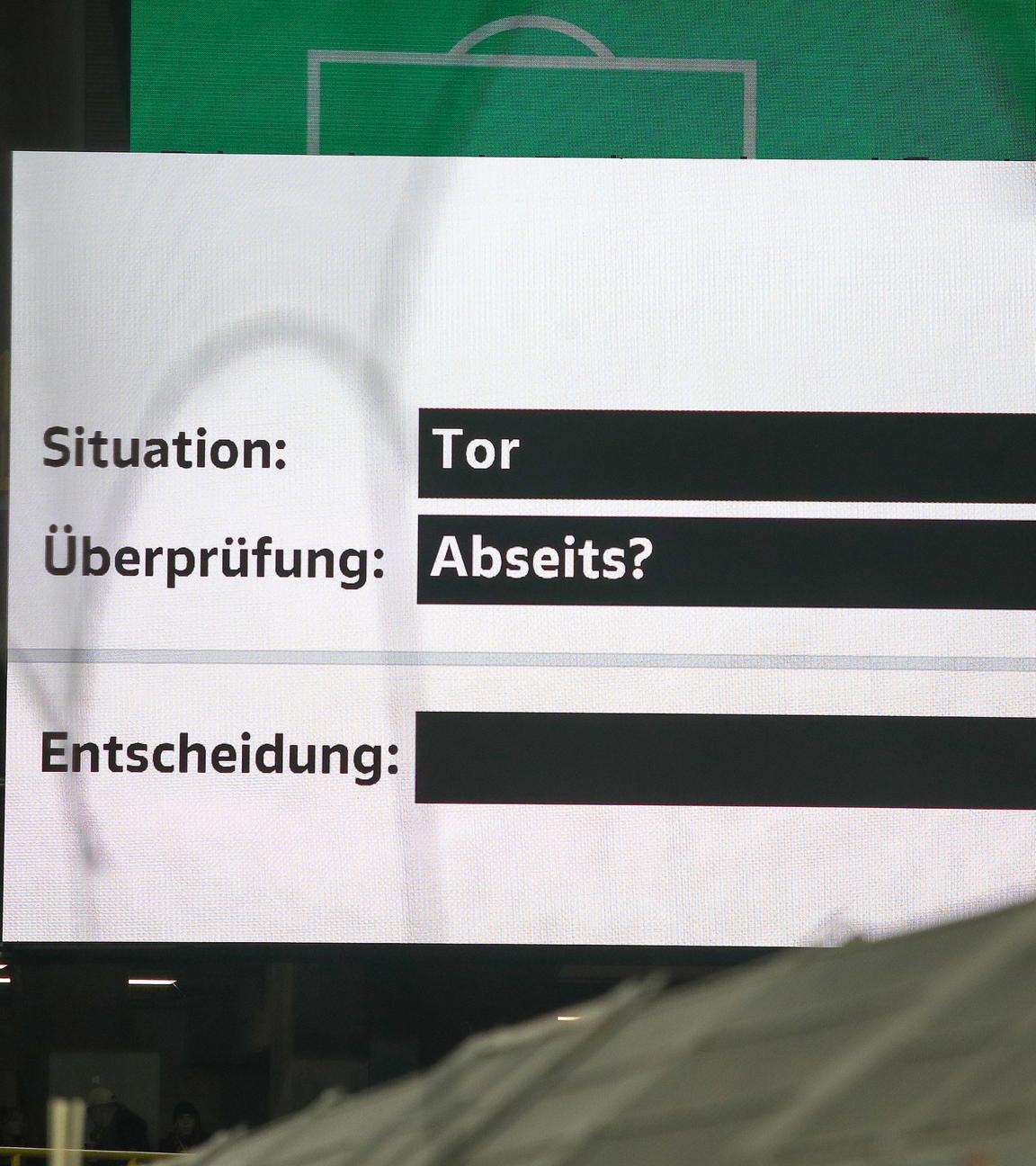 VAR-Entscheidung im Stadion verkündet.