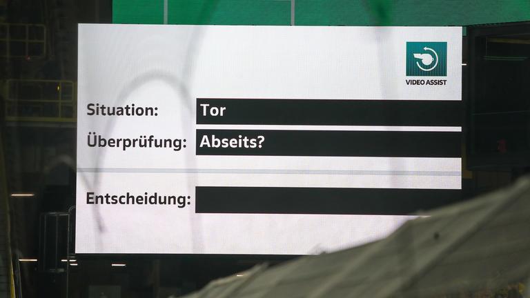 VAR-Entscheidung im Stadion verkündet.