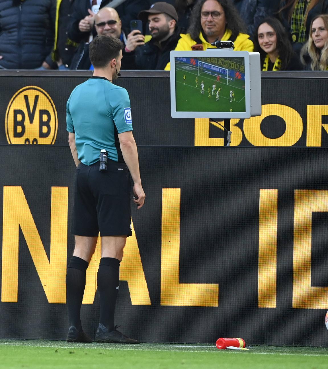 Fußball: Schiedsrichter Osmers prüft die Videobilder.