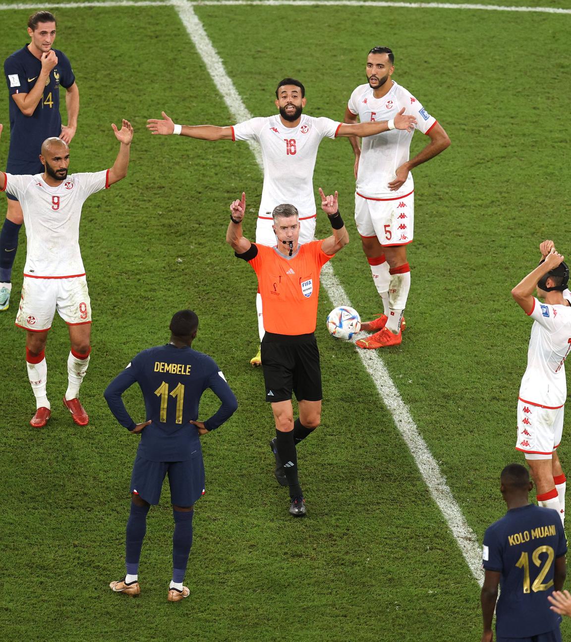 Tunesien - Frankreich, WM 2022: Tunesische Spieler beschweren sich, nachdem VAR-Check Matthew Conger sich entschieden hat, einen VAR-Check zu machen.