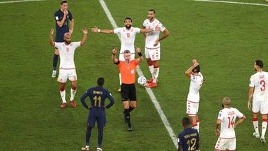 Tunesien - Frankreich, WM 2022: Tunesische Spieler beschweren sich, nachdem VAR-Check Matthew Conger sich entschieden hat, einen VAR-Check zu machen.
