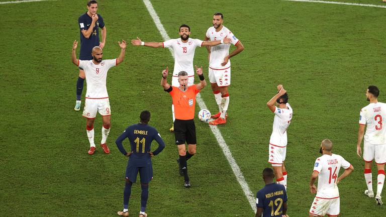 Tunesien - Frankreich, WM 2022: Tunesische Spieler beschweren sich, nachdem VAR-Check Matthew Conger sich entschieden hat, einen VAR-Check zu machen.