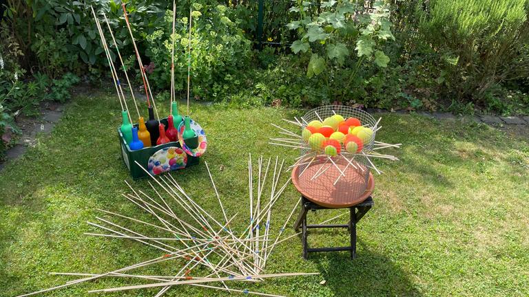 Aus Pflanzstäben lassen sich große Mikadostäbe basteln. Daraus ergeben sich verschiedene Spielvarianten: neben der klassischen Variante noch Bälle- und Flaschen-Mikado.