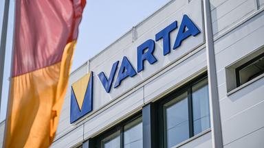 Baden-Württemberg, Ellwangen: Der Schriftzug von Varta an einem Firmengebäude.