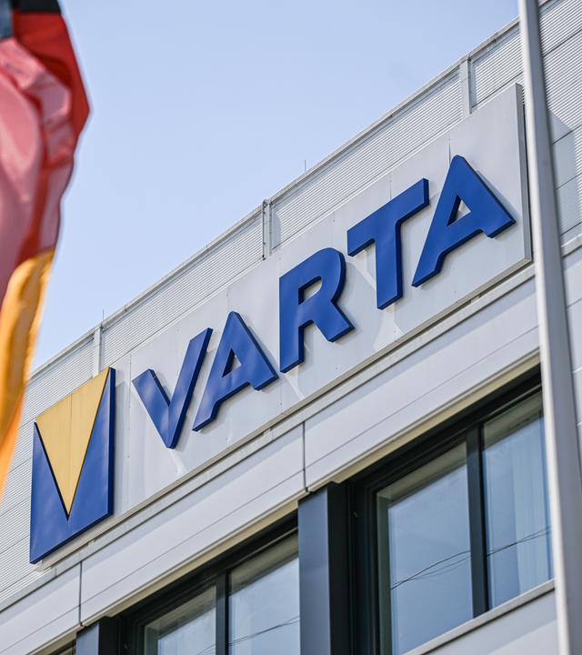 Baden-Württemberg, Ellwangen: Der Schriftzug von Varta an einem Firmengebäude.