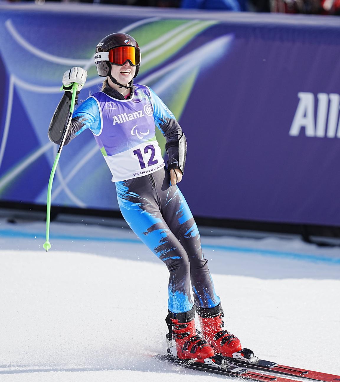 Die russische  Para-Ski-Alpin-Fahrerin Varvara Voronchikhina schaut lachend nach ihrem Durchgang zu den Zuschauern