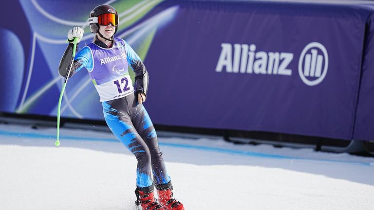 Die russische  Para-Ski-Alpin-Fahrerin Varvara Voronchikhina schaut lachend nach ihrem Durchgang zu den Zuschauern