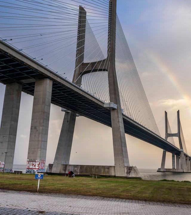 Vasco da Gama Brücke in Tejo